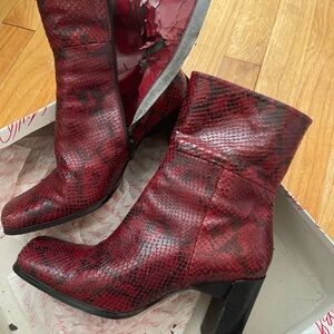 Stylish Vintage Red Leather Snakeskin Ankle Boots, size 6.5
